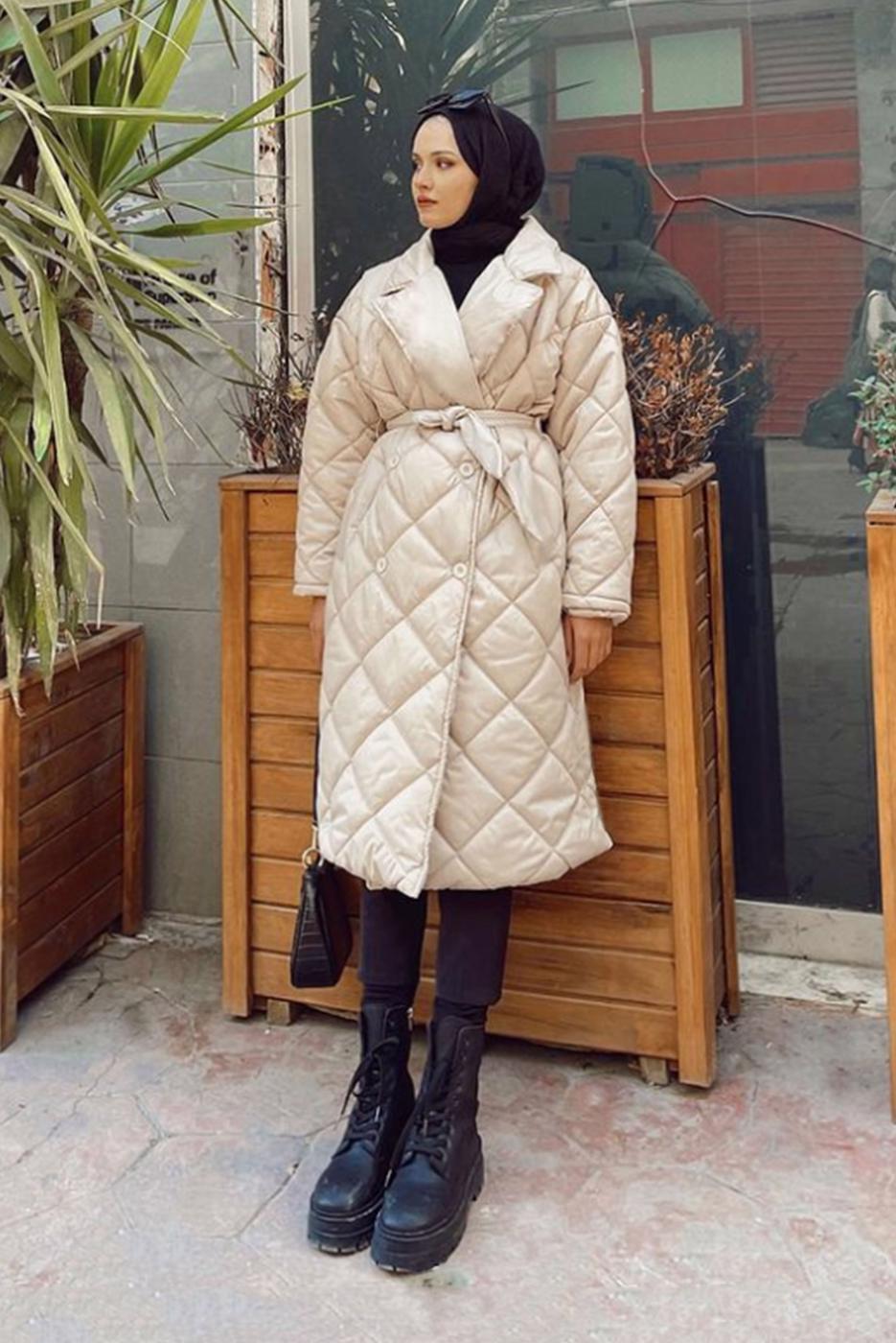 Tesettür giyim BEJ BELİ BAĞLAMALI KAPİTONE ŞİŞME KABAN 1115 