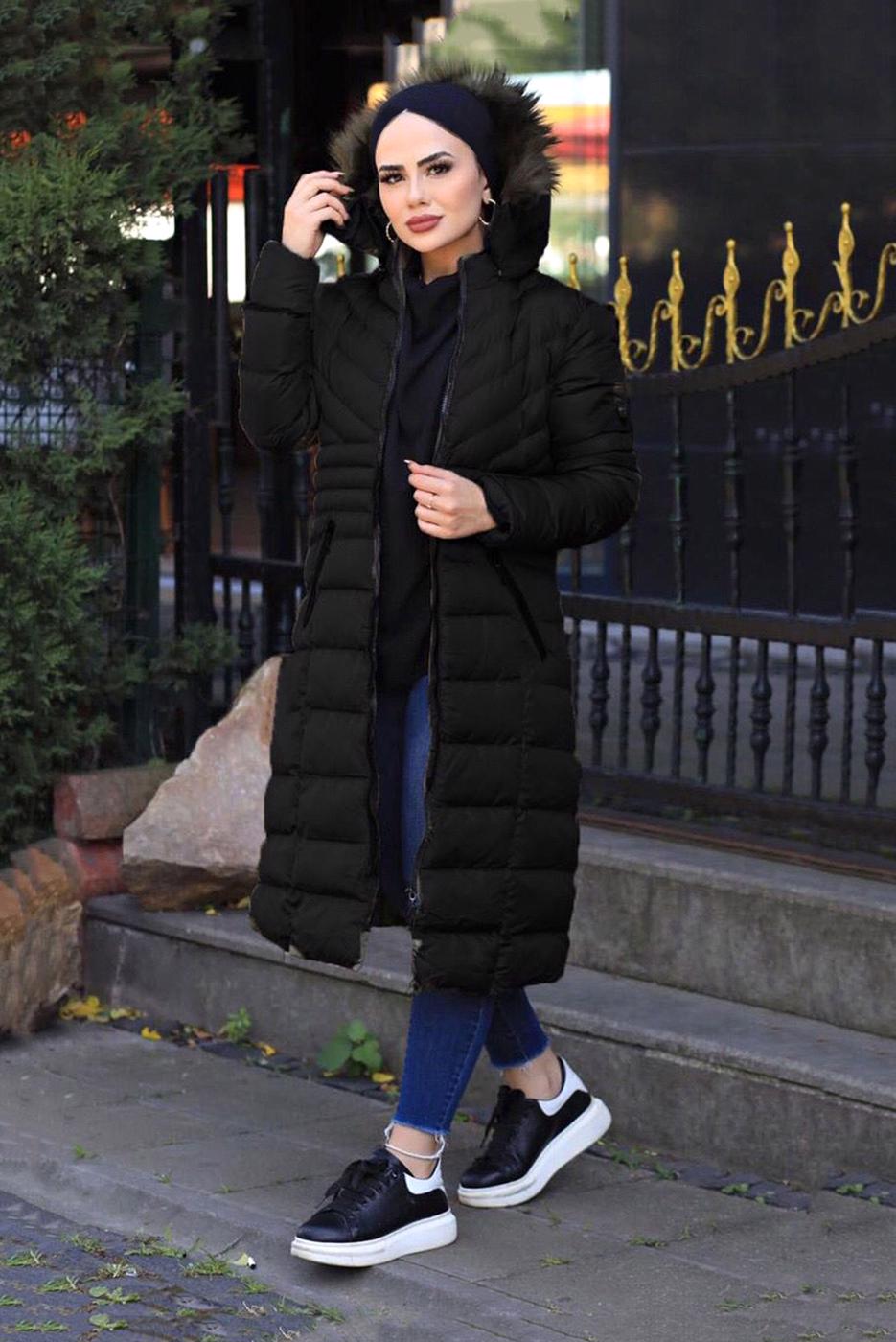 Tesettür giyim SİYAH KAPÜŞONU KÜRK DETAYLI CEPLİ ŞİŞME KABAN 2400	