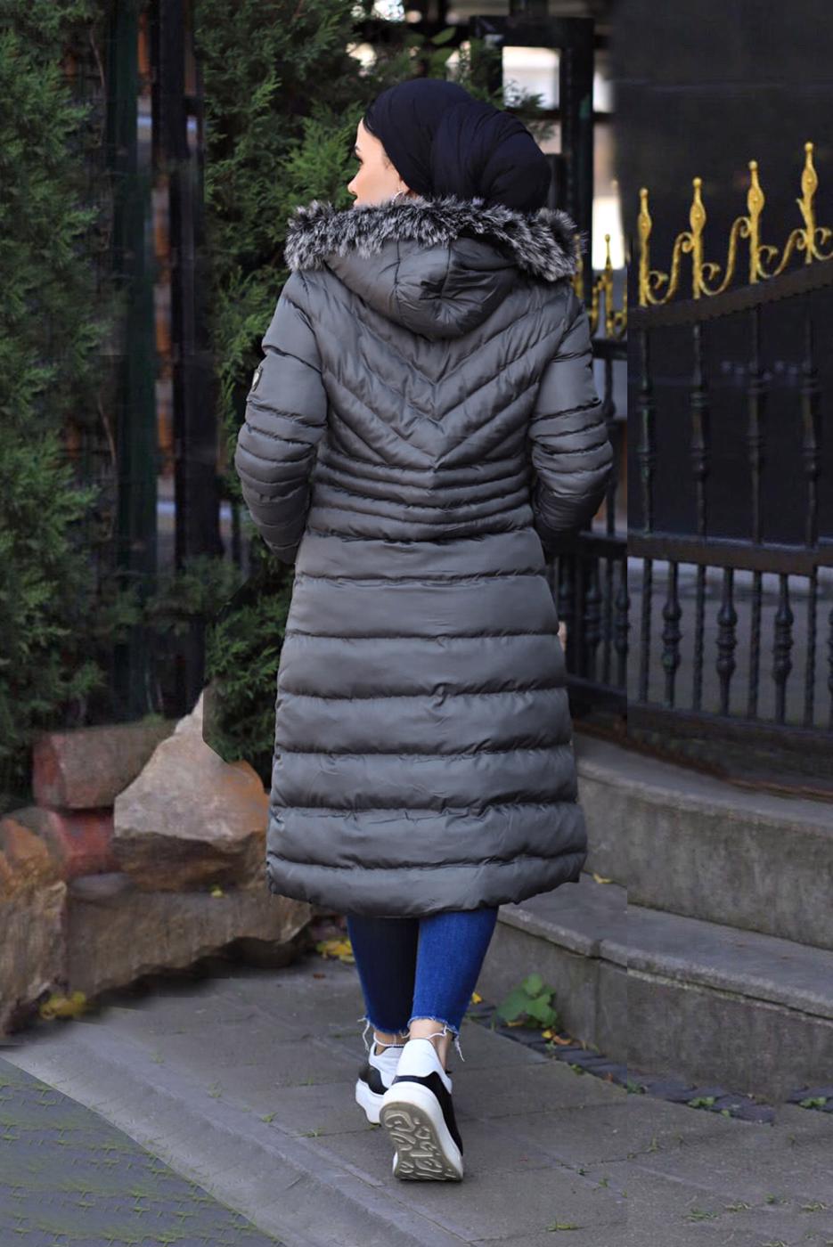 Tesettür giyim GRİ KAPÜŞONU KÜRK DETAYLI CEPLİ ŞİŞME KABAN 2400	