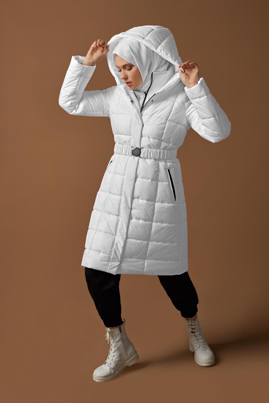 Tesettür giyim BEYAZ KEMERLİ KAPÜŞONLU ŞİŞME KABAN 90109 