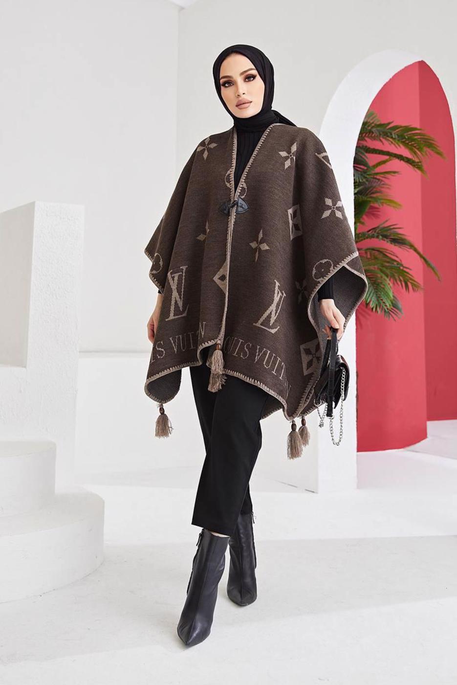 Tesettür giyim KAHVE PÜSKÜL DETAYLI YAZI BASKILI DESENLİ PANÇO 20002 