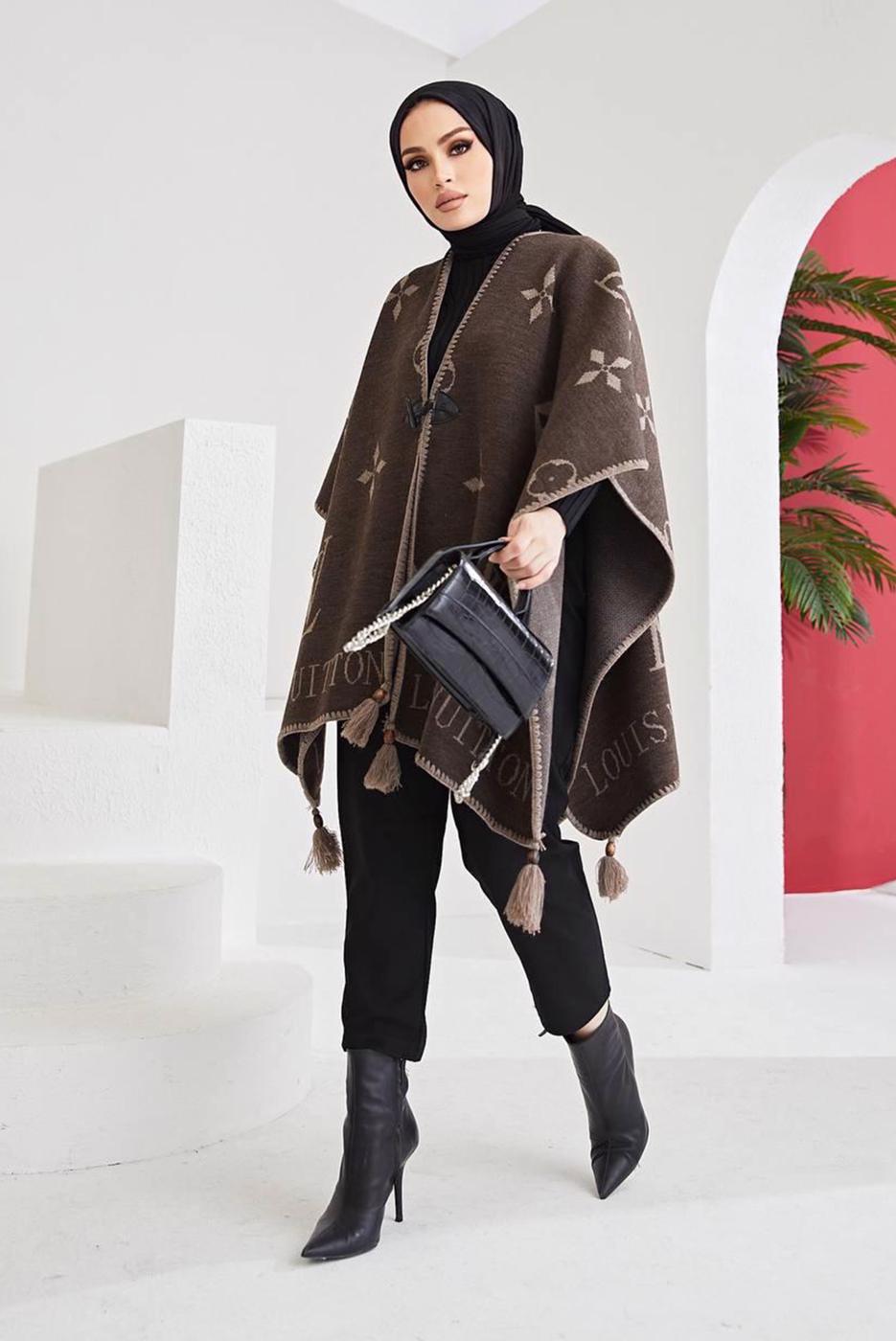 Tesettür giyim KAHVE PÜSKÜL DETAYLI YAZI BASKILI DESENLİ PANÇO 20002 