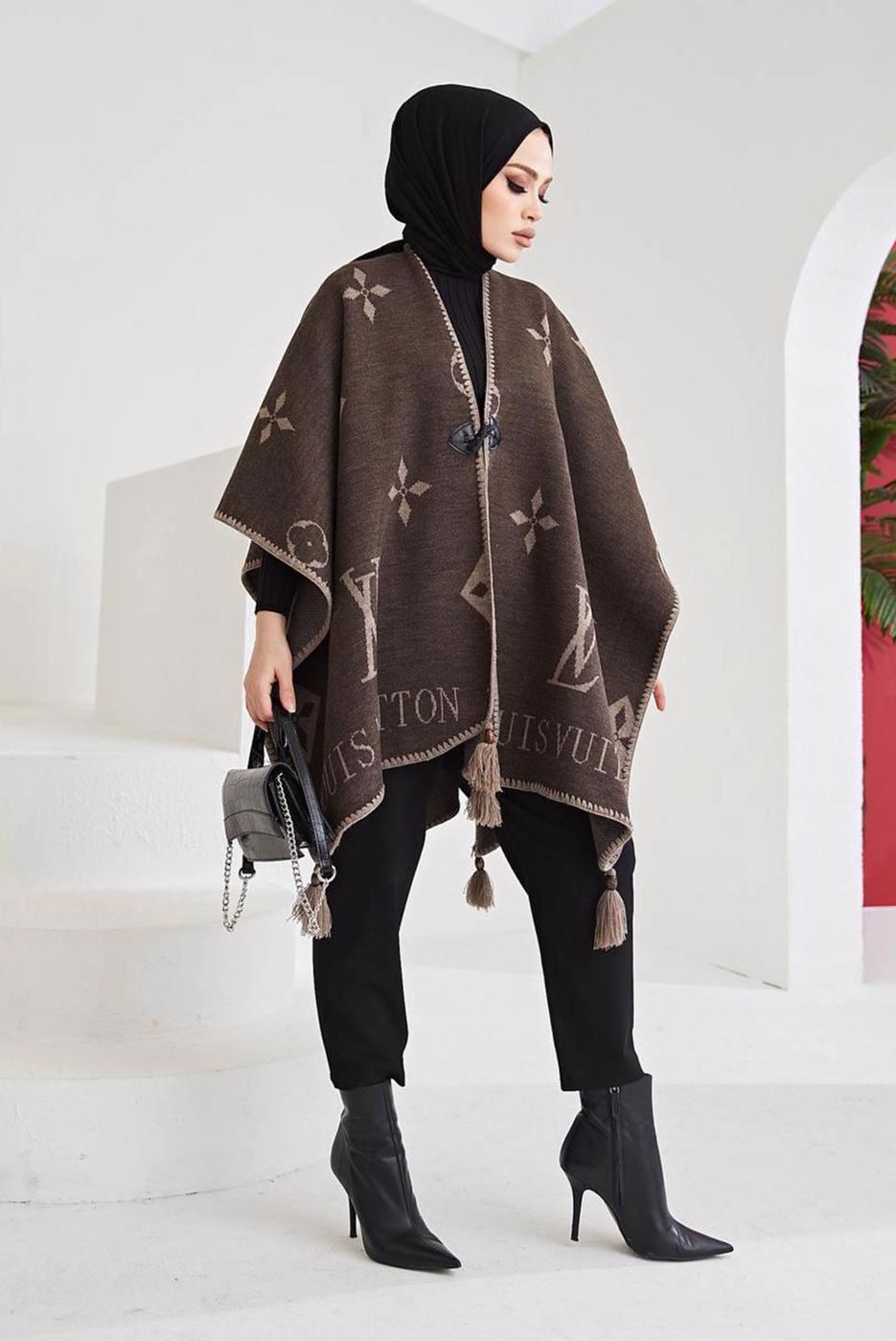 Tesettür giyim KAHVE PÜSKÜL DETAYLI YAZI BASKILI DESENLİ PANÇO 20002 