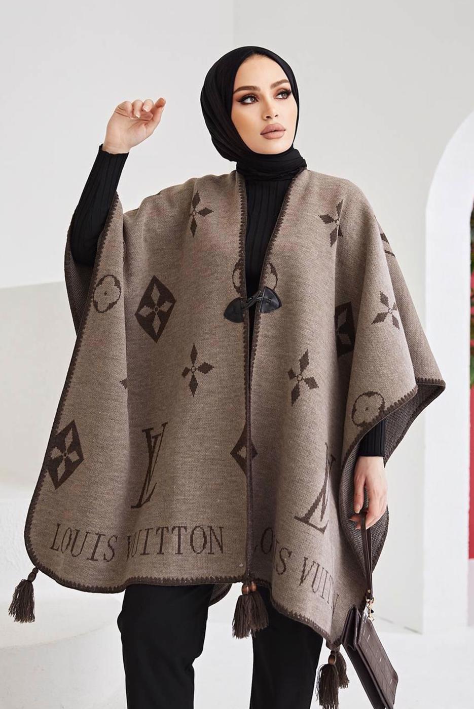 Tesettür giyim VİZON PÜSKÜL DETAYLI YAZI BASKILI DESENLİ PANÇO 20002 