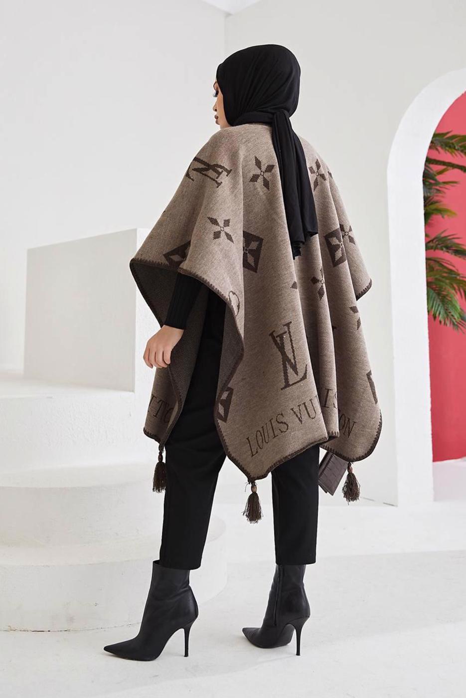 Tesettür giyim VİZON PÜSKÜL DETAYLI YAZI BASKILI DESENLİ PANÇO 20002 