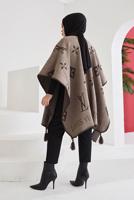 Tesettür giyim VİZON PÜSKÜL DETAYLI YAZI BASKILI DESENLİ PANÇO 20002 