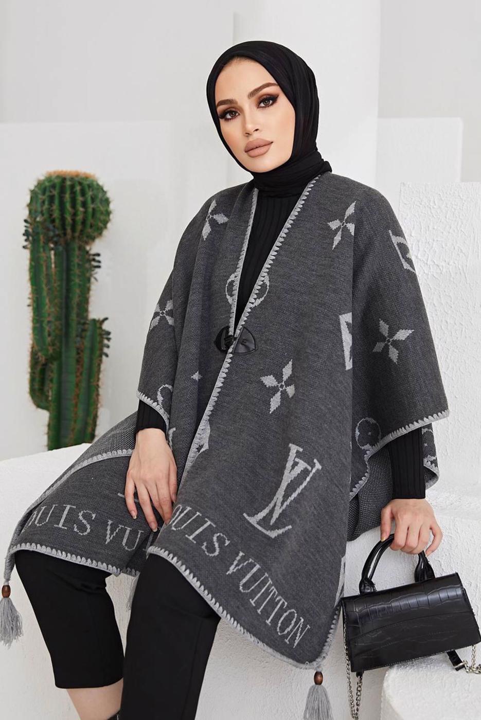 Tesettür giyim GRİ PÜSKÜL DETAYLI YAZI BASKILI DESENLİ PANÇO 20002 