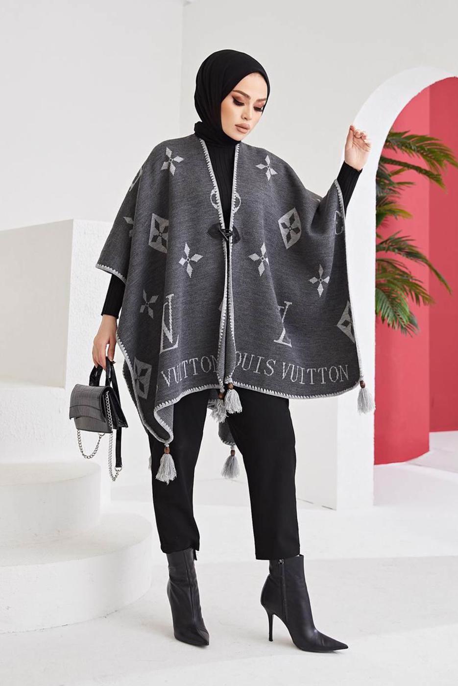 Tesettür giyim GRİ PÜSKÜL DETAYLI YAZI BASKILI DESENLİ PANÇO 20002 