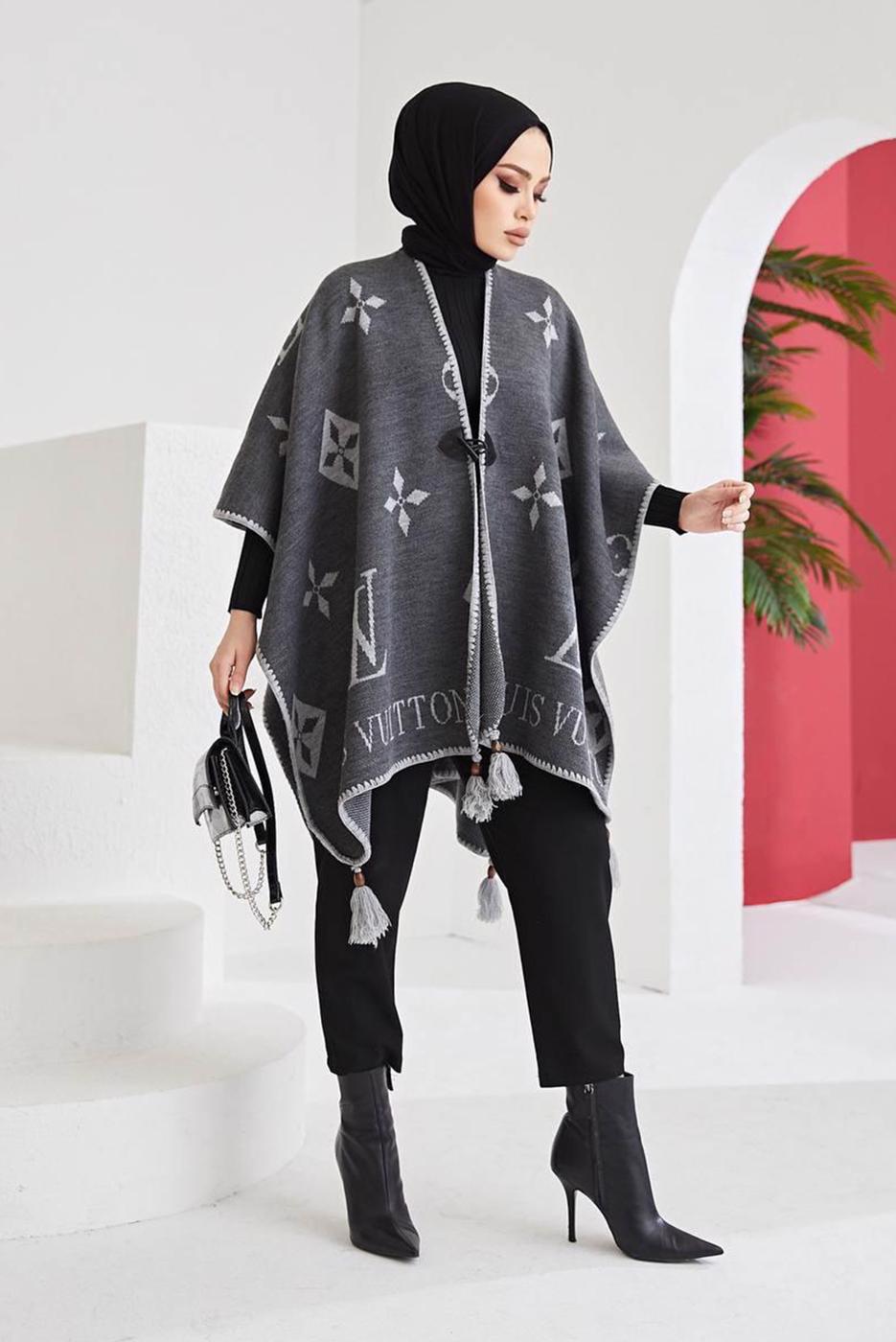 Tesettür giyim GRİ PÜSKÜL DETAYLI YAZI BASKILI DESENLİ PANÇO 20002 