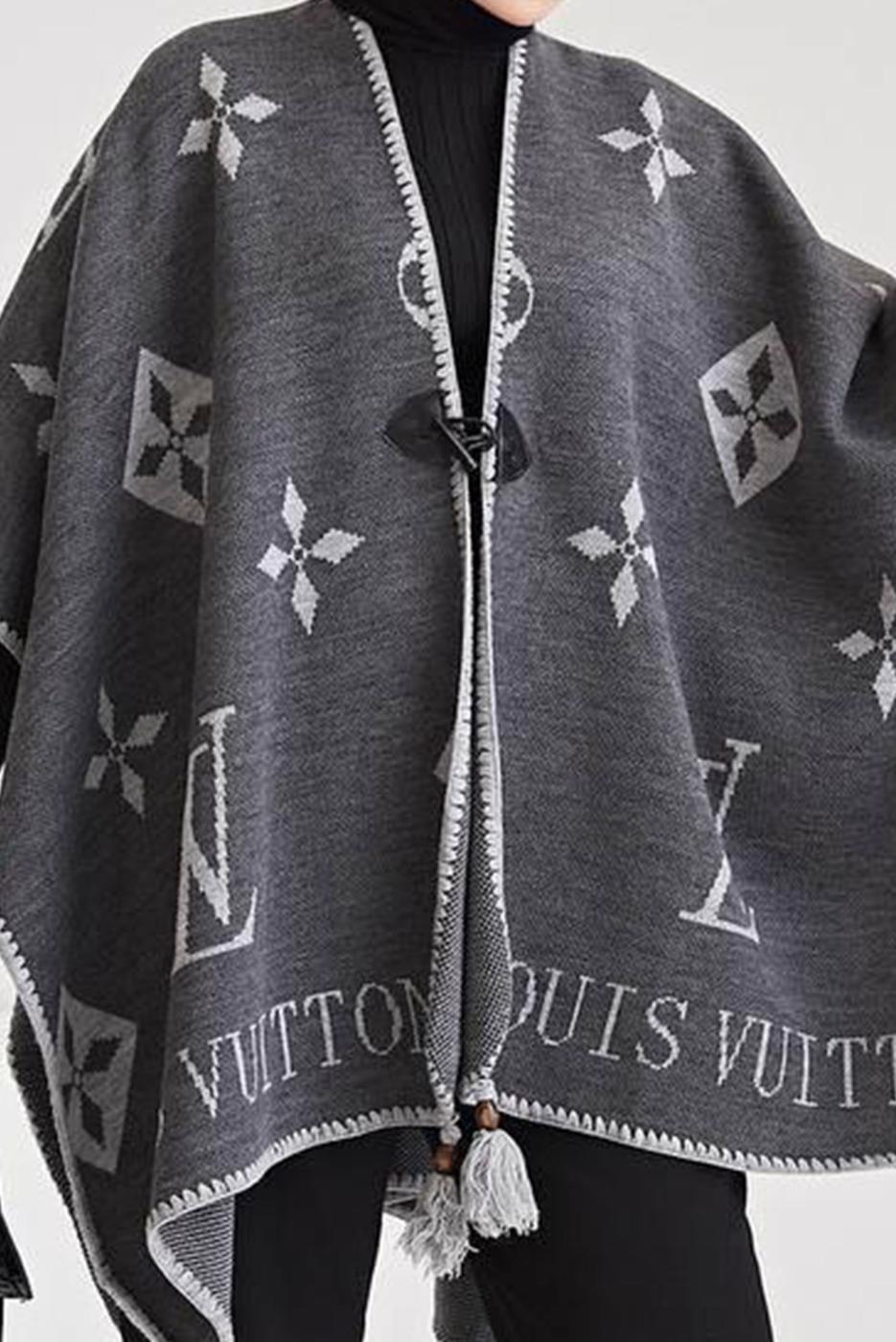 Tesettür giyim GRİ PÜSKÜL DETAYLI YAZI BASKILI DESENLİ PANÇO 20002 