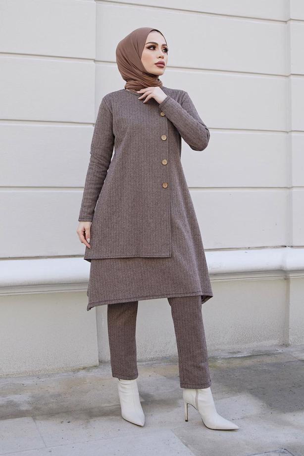 Tesettür giyim  DÜĞME DETAYLI ASİMETRİK KESİM İKİLİ PANT. TAKIM 30000  - TRENDTESETTÜR