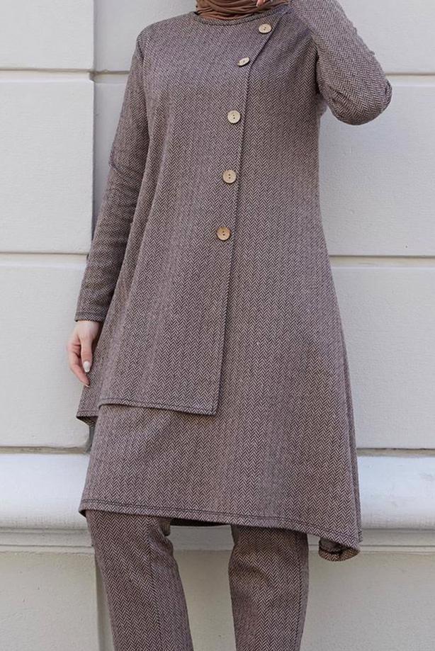 Tesettür giyim  DÜĞME DETAYLI ASİMETRİK KESİM İKİLİ PANT. TAKIM 30000  - TRENDTESETTÜR