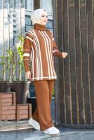 Vêtements hijab TABA COSTUME PANTALON EN MAILLE 2 PIÈCES COL ROULÉ À RAYURES 47501