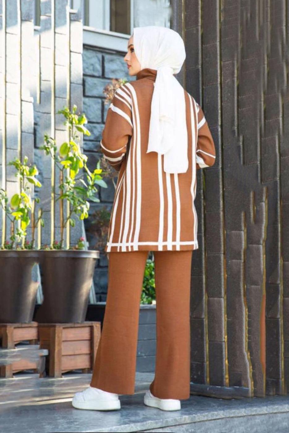 Vêtements hijab TABA COSTUME PANTALON EN MAILLE 2 PIÈCES COL ROULÉ À RAYURES 47501