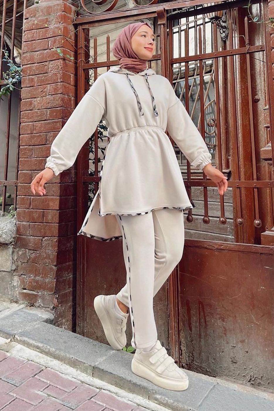 Tesettür giyim BEJ BELİ BÜZGÜLÜ KAPÜŞONLU İKİLİ PANT. TAKIM 145 