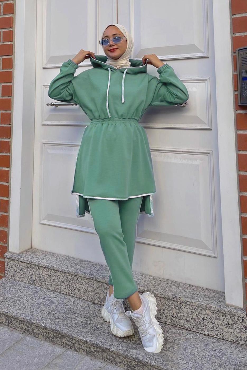 Tesettür giyim YEŞİL BELİ BÜZGÜLÜ KAPÜŞONLU İKİLİ PANT. TAKIM 145 