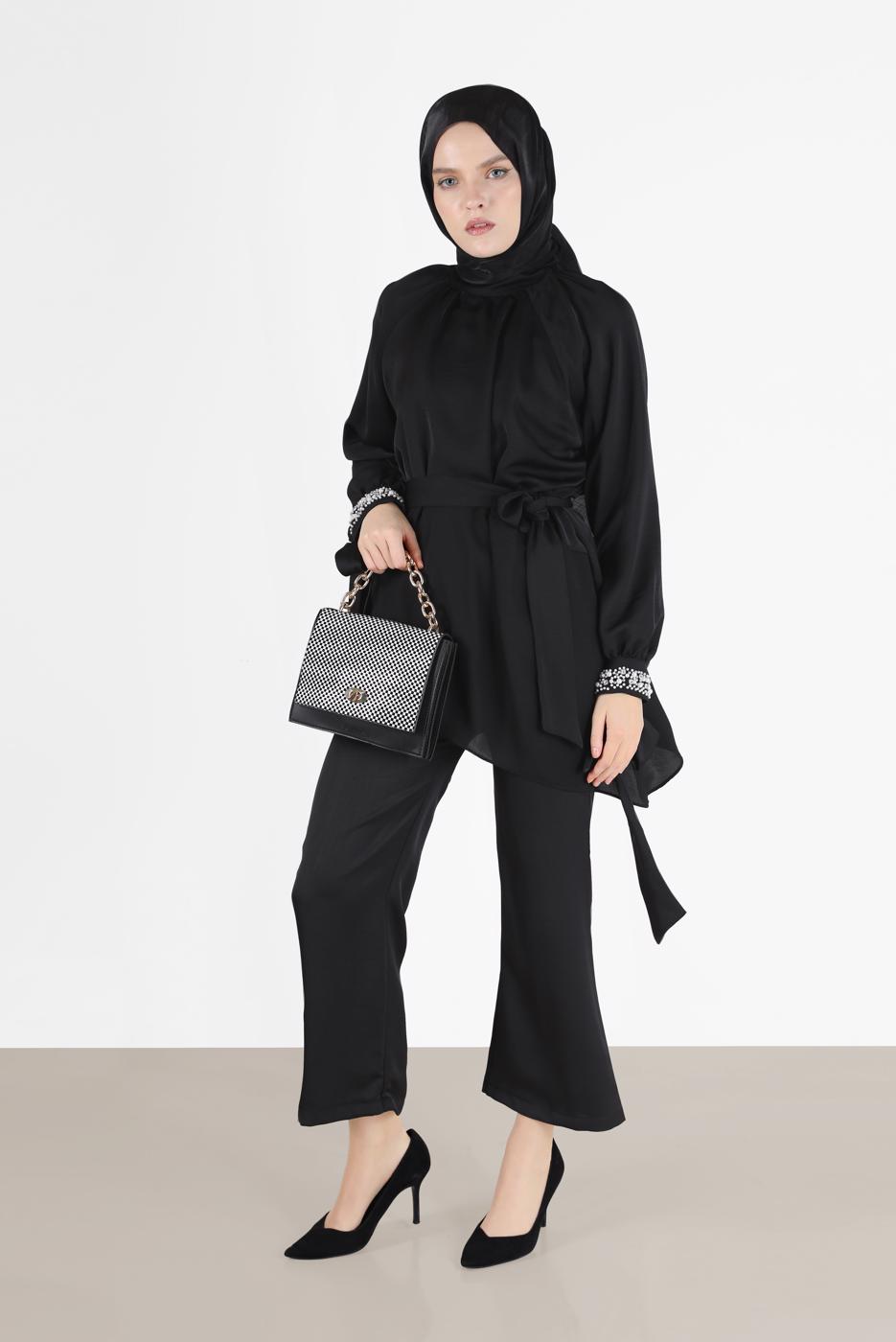Tesettür giyim SİYAH MANŞETLERİ BONCUK İŞLEMELİ KUŞAKLI PANTOLONLU TAKIM 0256