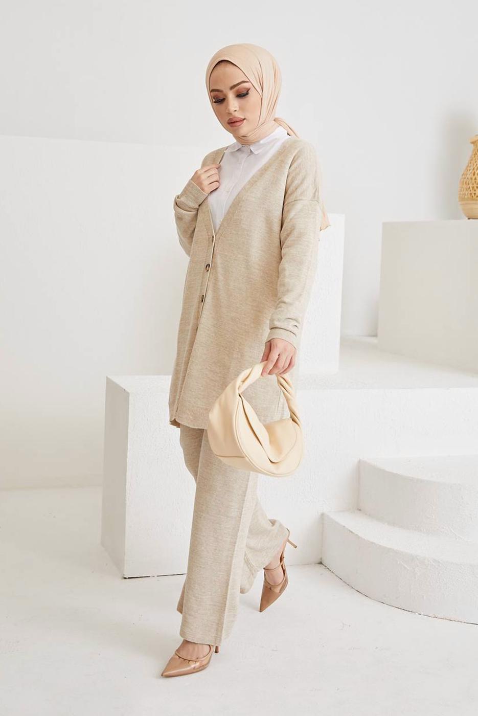 Vêtements hijab BEIGE COSTUME PANTALON EN MAILLE 2 PIÈCES DE BASE DÉTAIL BOUTONS 0411