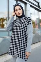 Vêtements hijab GRIS ENSEMBLE MAILLE 2 PIÈCES AVEC PANTALON À MOTIFS GÉOMÉTRIQUES 9204