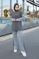 Vêtements hijab GRIS ENSEMBLE MAILLE 2 PIÈCES AVEC PANTALON À MOTIFS GÉOMÉTRIQUES 9204