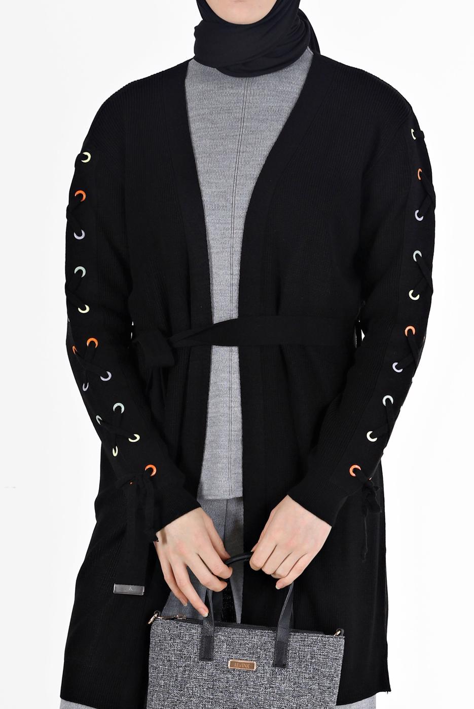 Tesettür giyim SİYAH KUŞGÖZÜ DETAYLI KUŞAKLI TRİKO HIRKA 23541 