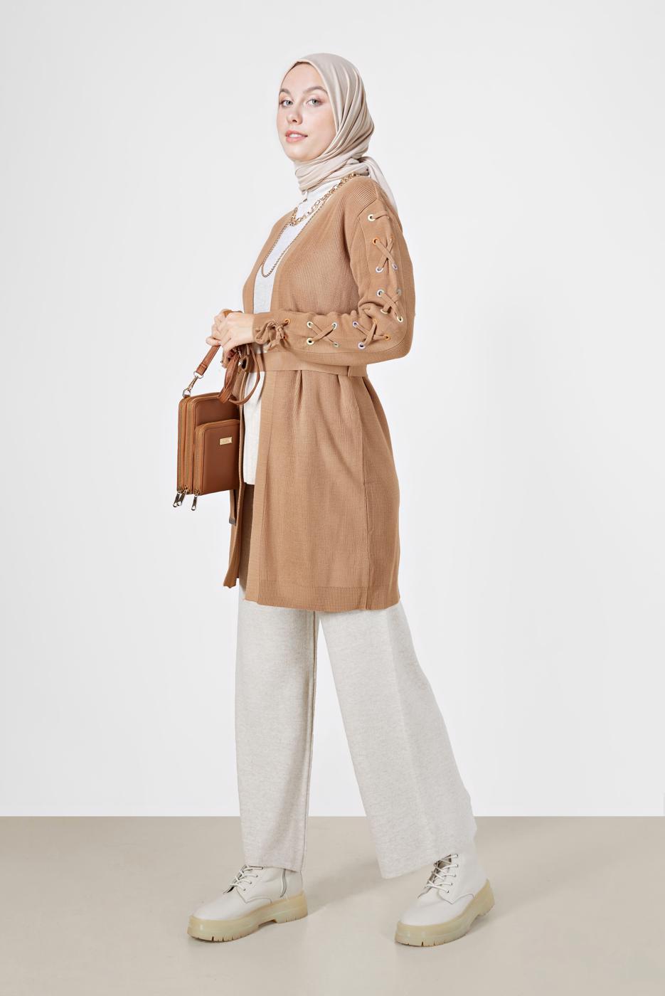 Vêtements hijab BRUN CARDIGAN EN MAILLE AVEC CEINTURE À ILLETS 23541