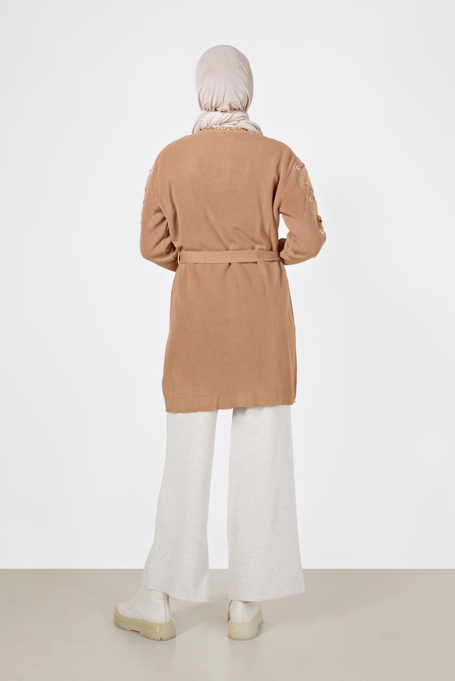 Vêtements hijab BRUN CARDIGAN EN MAILLE AVEC CEINTURE À ILLETS 23541