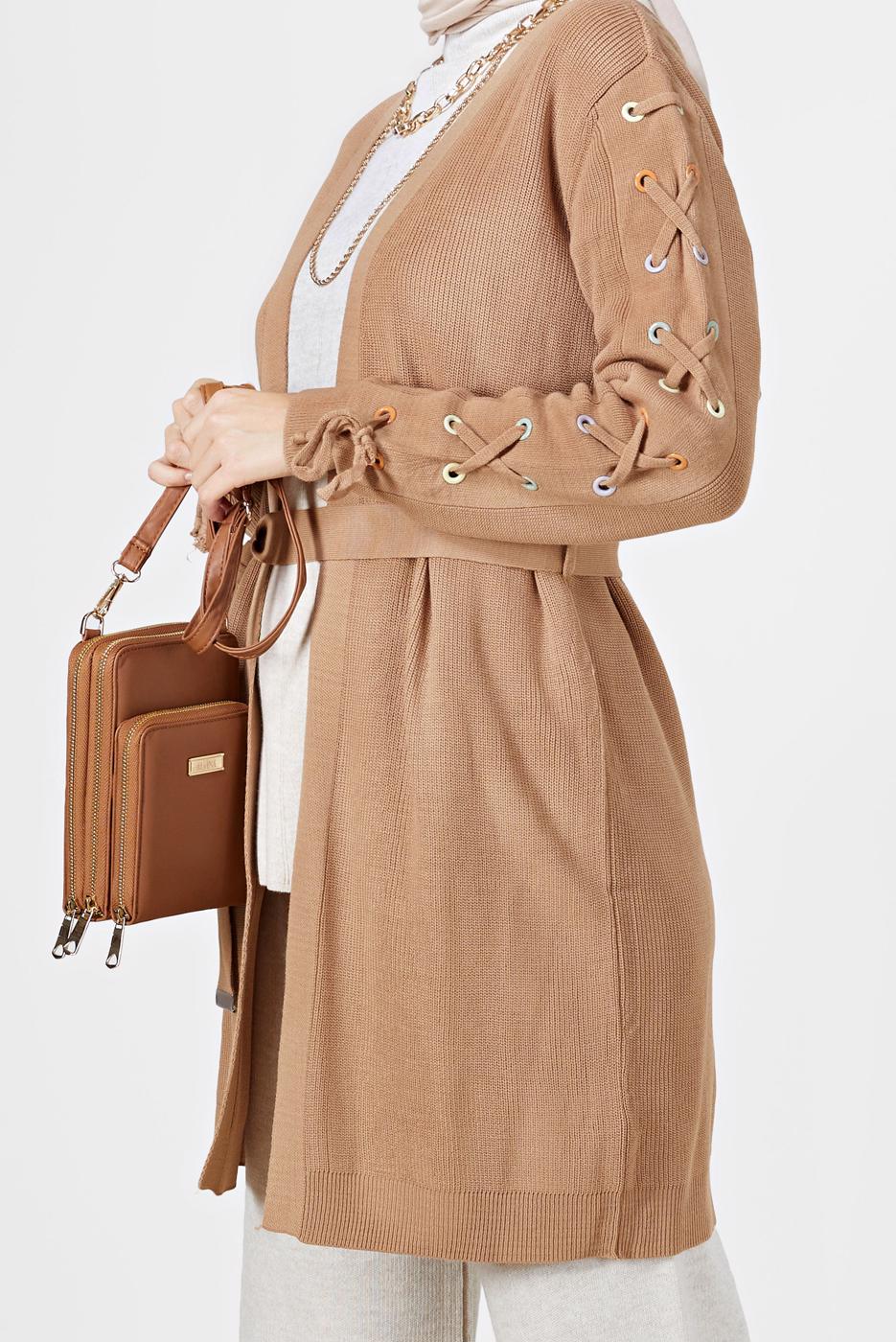 Vêtements hijab BRUN CARDIGAN EN MAILLE AVEC CEINTURE À ILLETS 23541