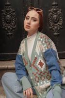 Vêtements hijab VERT CARDIGAN EN MAILLE MULTICOLORE À MOTIFS 37501