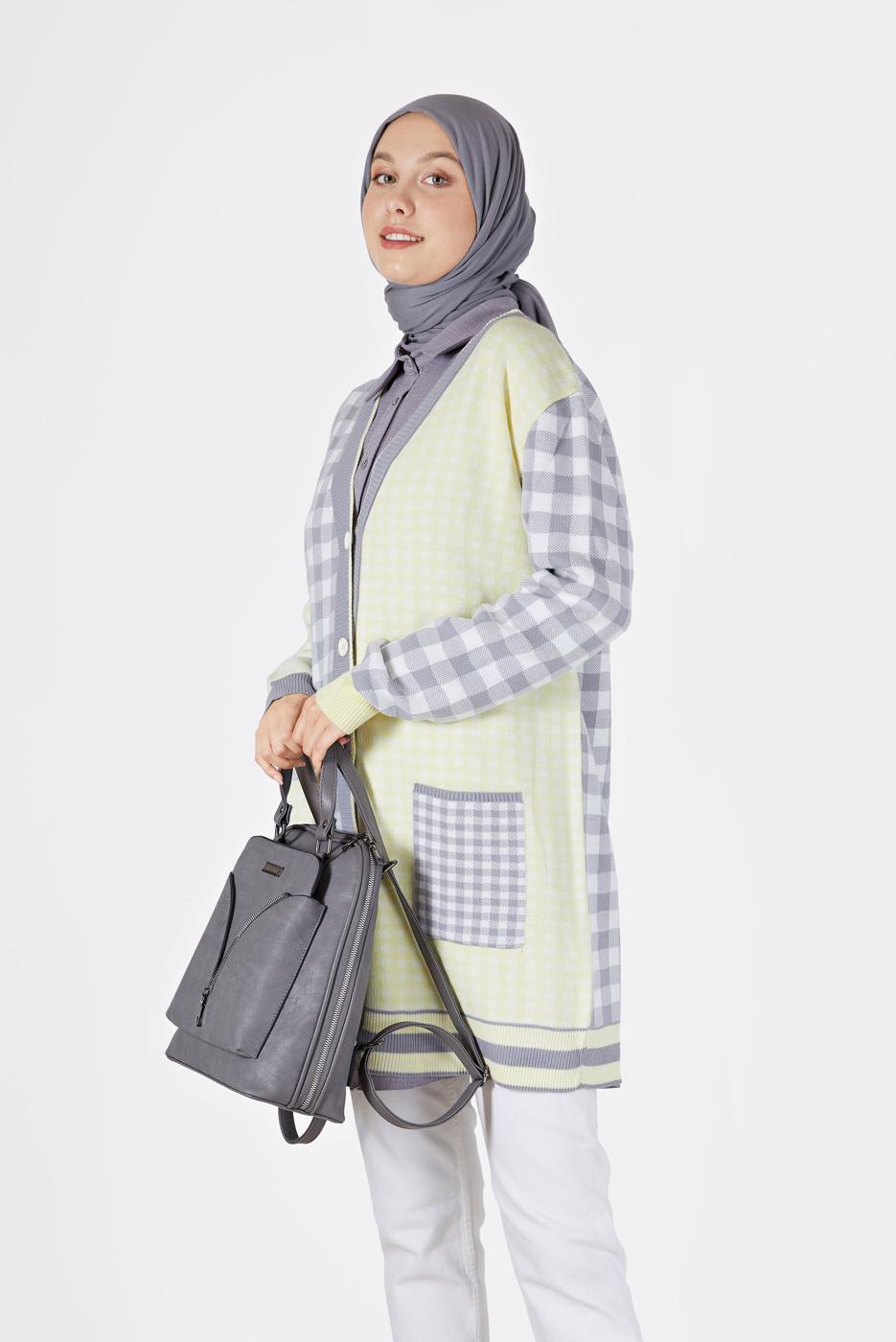 Tesettür giyim GRİ PÖTİKARE DESENLİ CEP DETAYLI TRİKO HIRKA 89541 