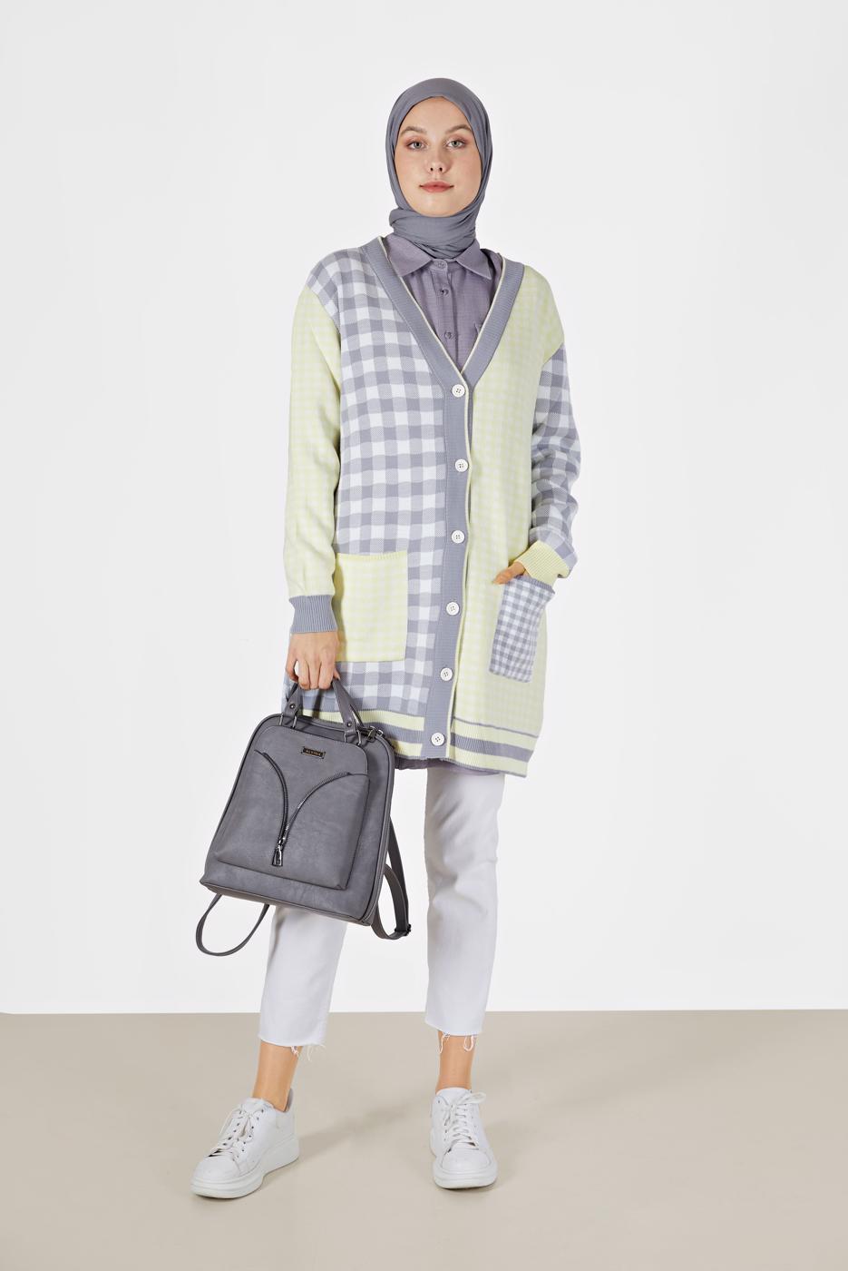 Tesettür giyim GRİ PÖTİKARE DESENLİ CEP DETAYLI TRİKO HIRKA 89541 