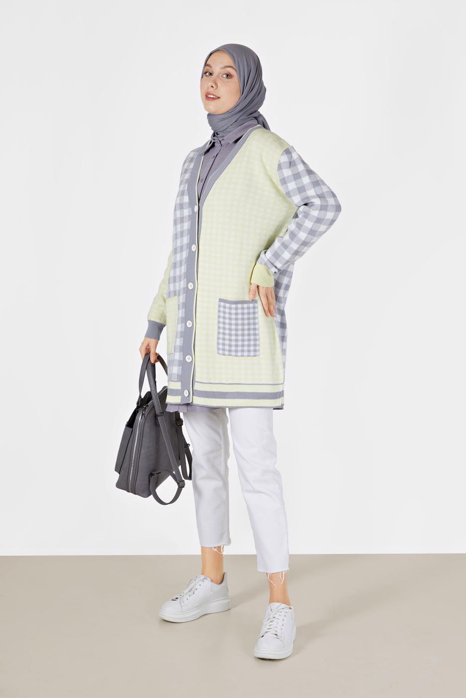 Tesettür giyim GRİ PÖTİKARE DESENLİ CEP DETAYLI TRİKO HIRKA 89541 