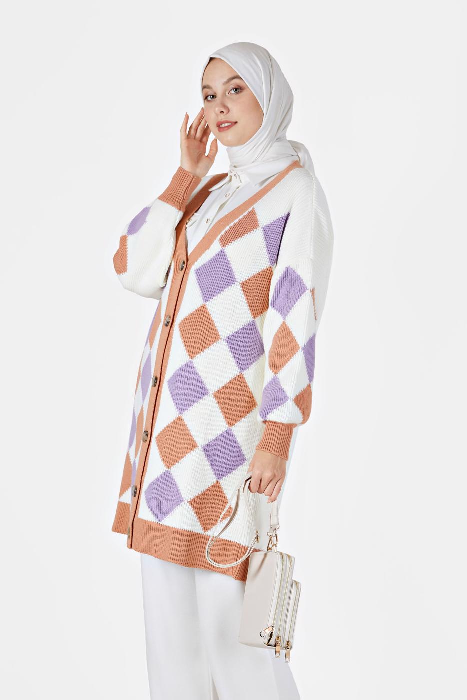 Tesettür giyim BEYAZ KARE DESENLİ DÜĞMELİ HIRKA 9527 