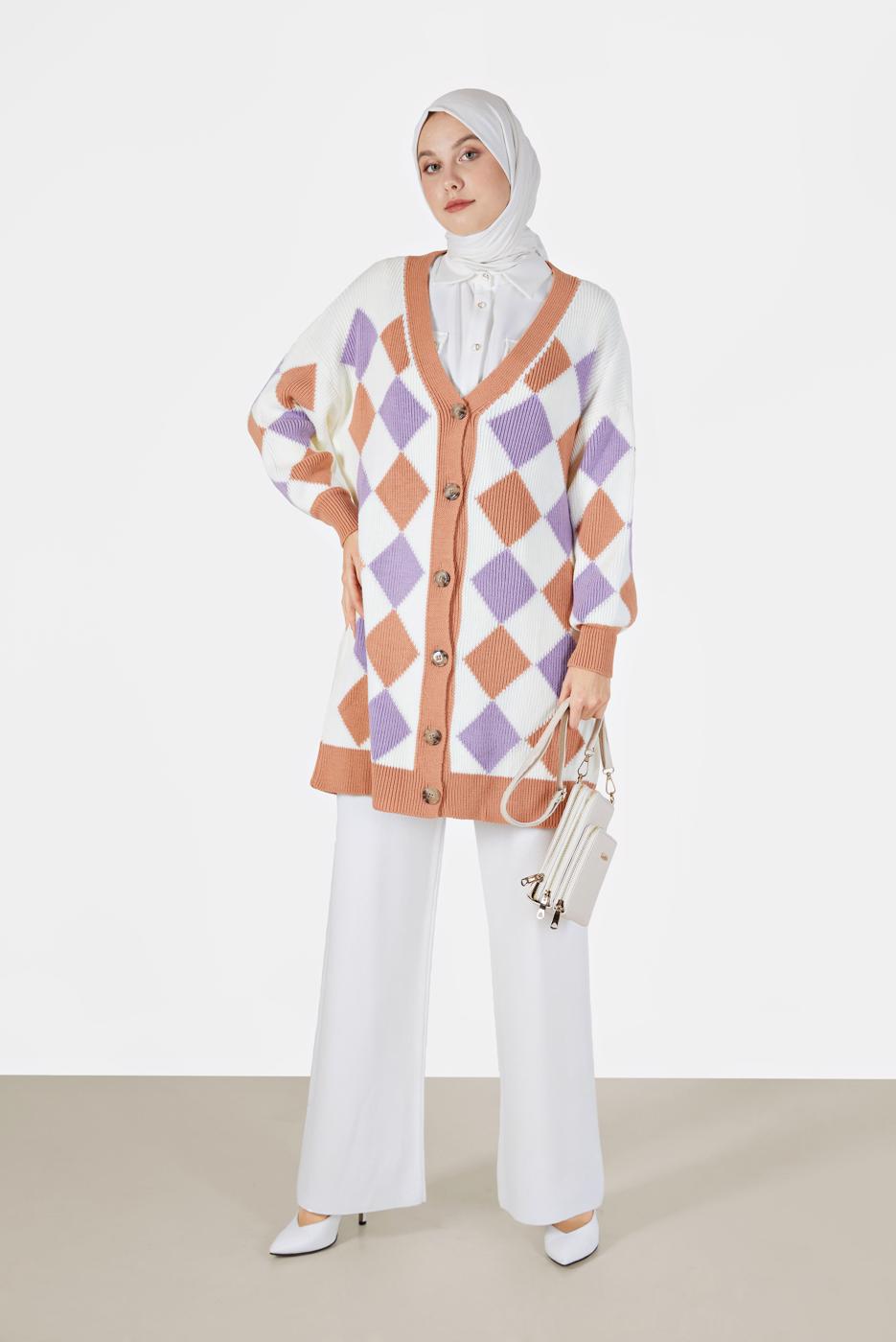 Tesettür giyim BEYAZ KARE DESENLİ DÜĞMELİ HIRKA 9527 