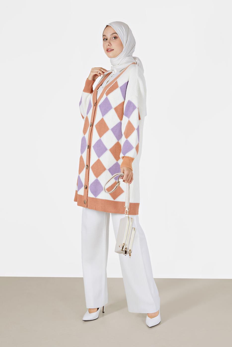 Tesettür giyim BEYAZ KARE DESENLİ DÜĞMELİ HIRKA 9527 