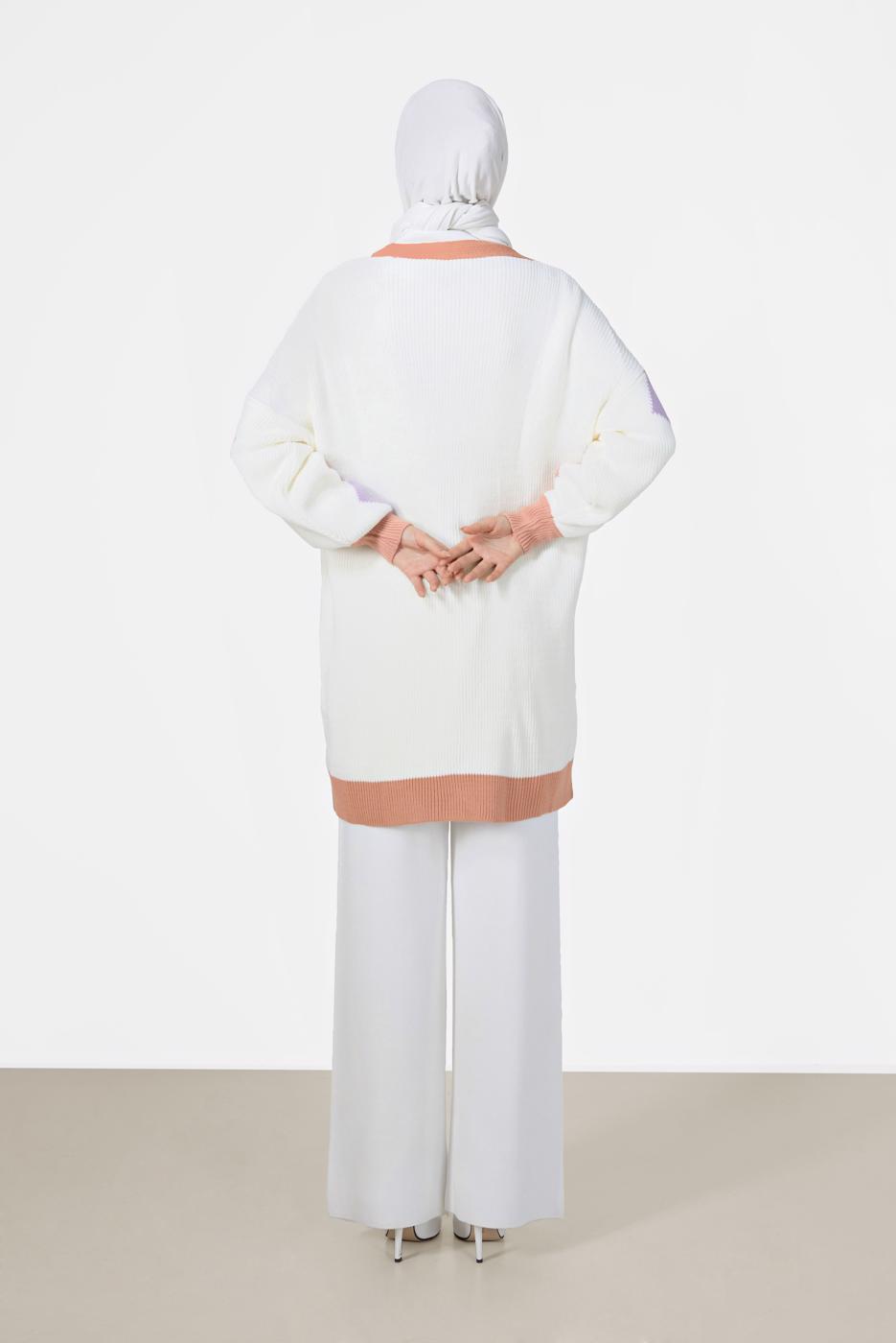 Tesettür giyim BEYAZ KARE DESENLİ DÜĞMELİ HIRKA 9527 