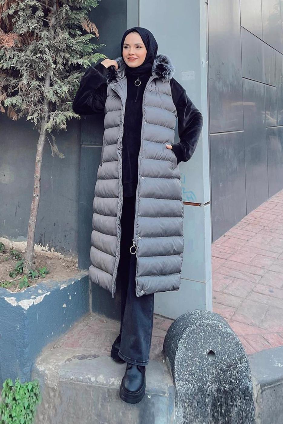 Tesettür giyim GRİ KÜRK DETAYLI KAPÜŞONLU ŞİŞME YELEK 841 