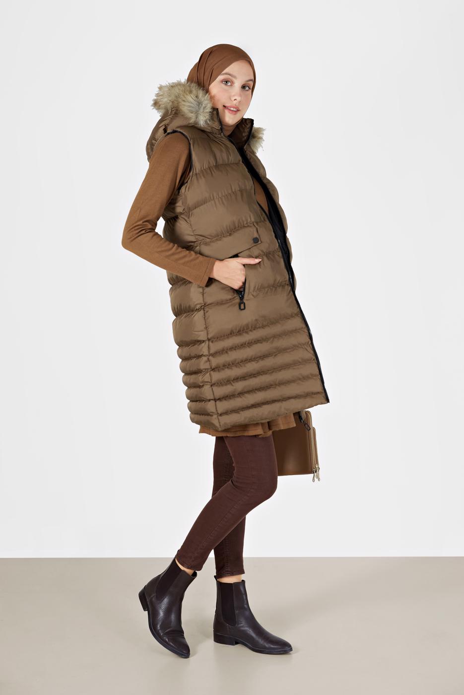 Tesettür giyim TABA KAPÜŞONLU FERMUARLI ŞİŞME YELEK 2004 