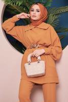 Tesettür giyim TURUNCU KUŞAĞI ZİNCİR DETAYLI GENİŞ YAKA İKİLİ PANT. TAKIM 81051 