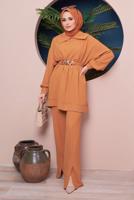 Tesettür giyim TURUNCU KUŞAĞI ZİNCİR DETAYLI GENİŞ YAKA İKİLİ PANT. TAKIM 81051 