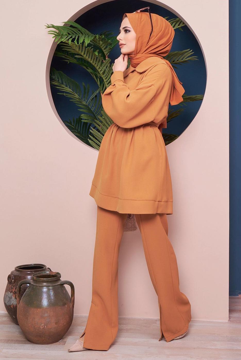 Tesettür giyim TURUNCU KUŞAĞI ZİNCİR DETAYLI GENİŞ YAKA İKİLİ PANT. TAKIM 81051 