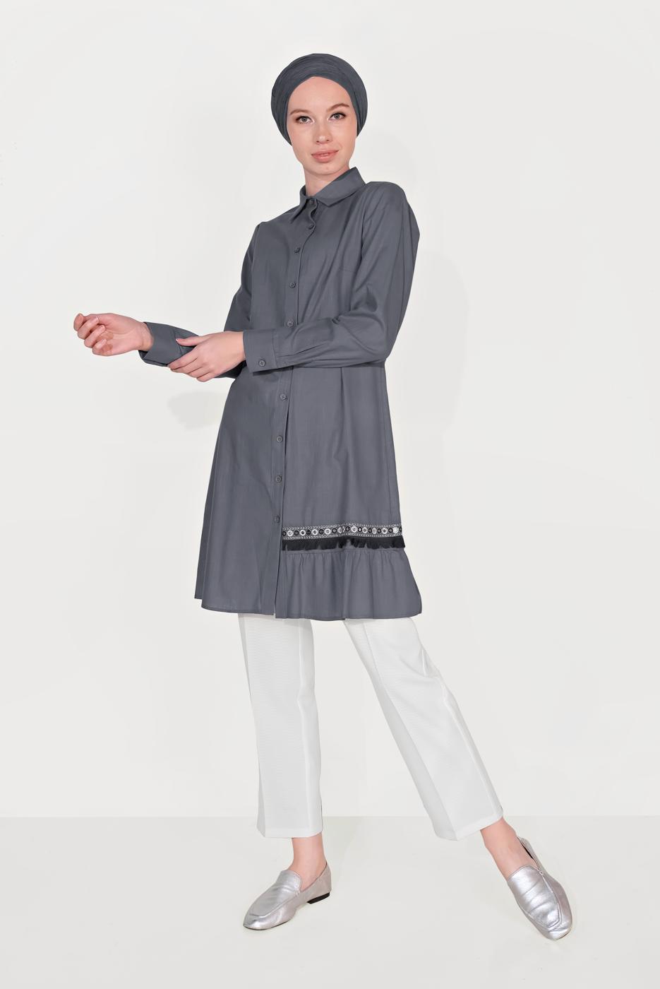 Tesettür giyim GRİ ALVİNA NAKIŞ DETAYLI DÜĞMELİ PAMUKLU TUNİK 40593 