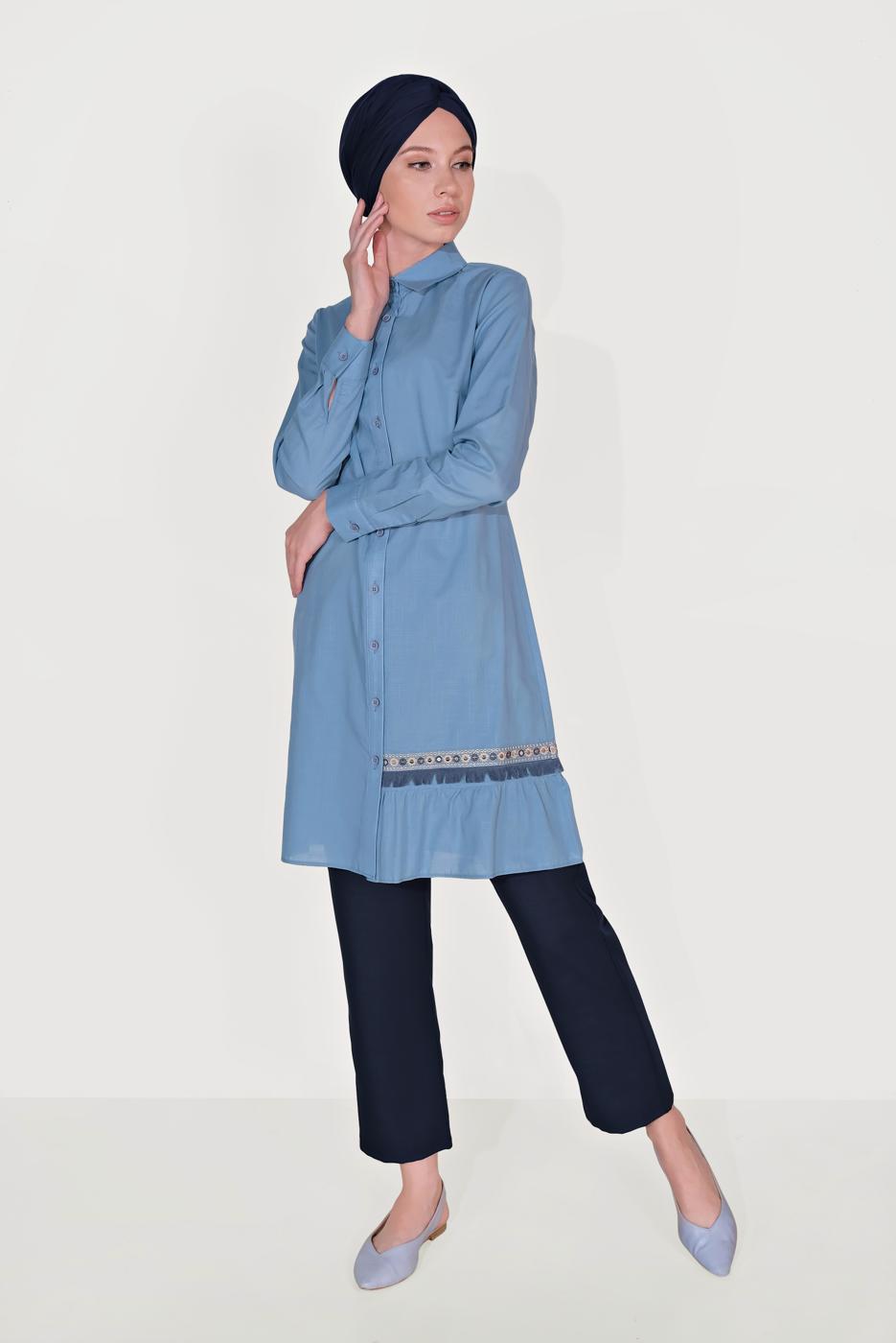 Tesettür giyim MAVİ ALVİNA NAKIŞ DETAYLI DÜĞMELİ PAMUKLU TUNİK 40593 