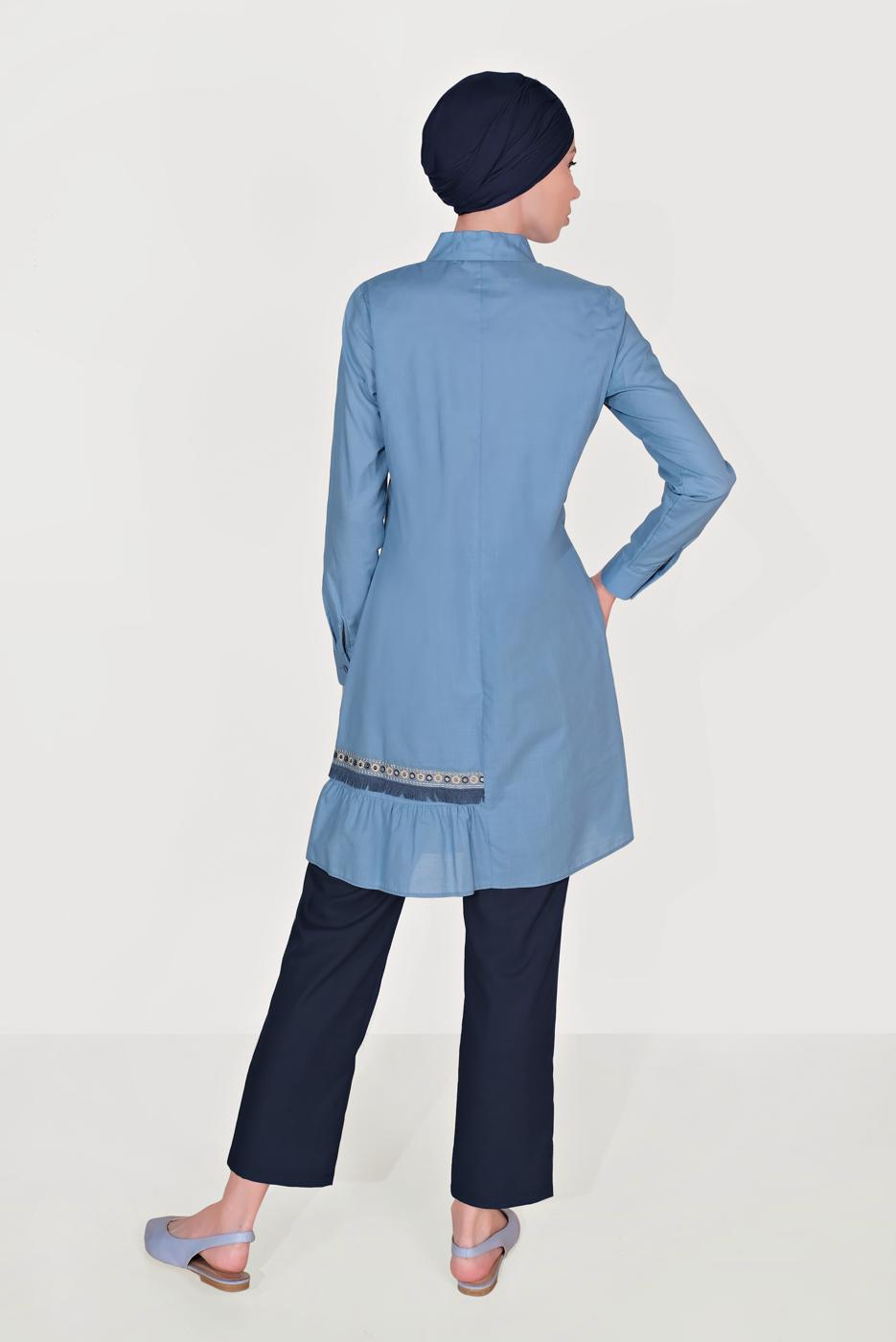 Tesettür giyim MAVİ ALVİNA NAKIŞ DETAYLI DÜĞMELİ PAMUKLU TUNİK 40593 