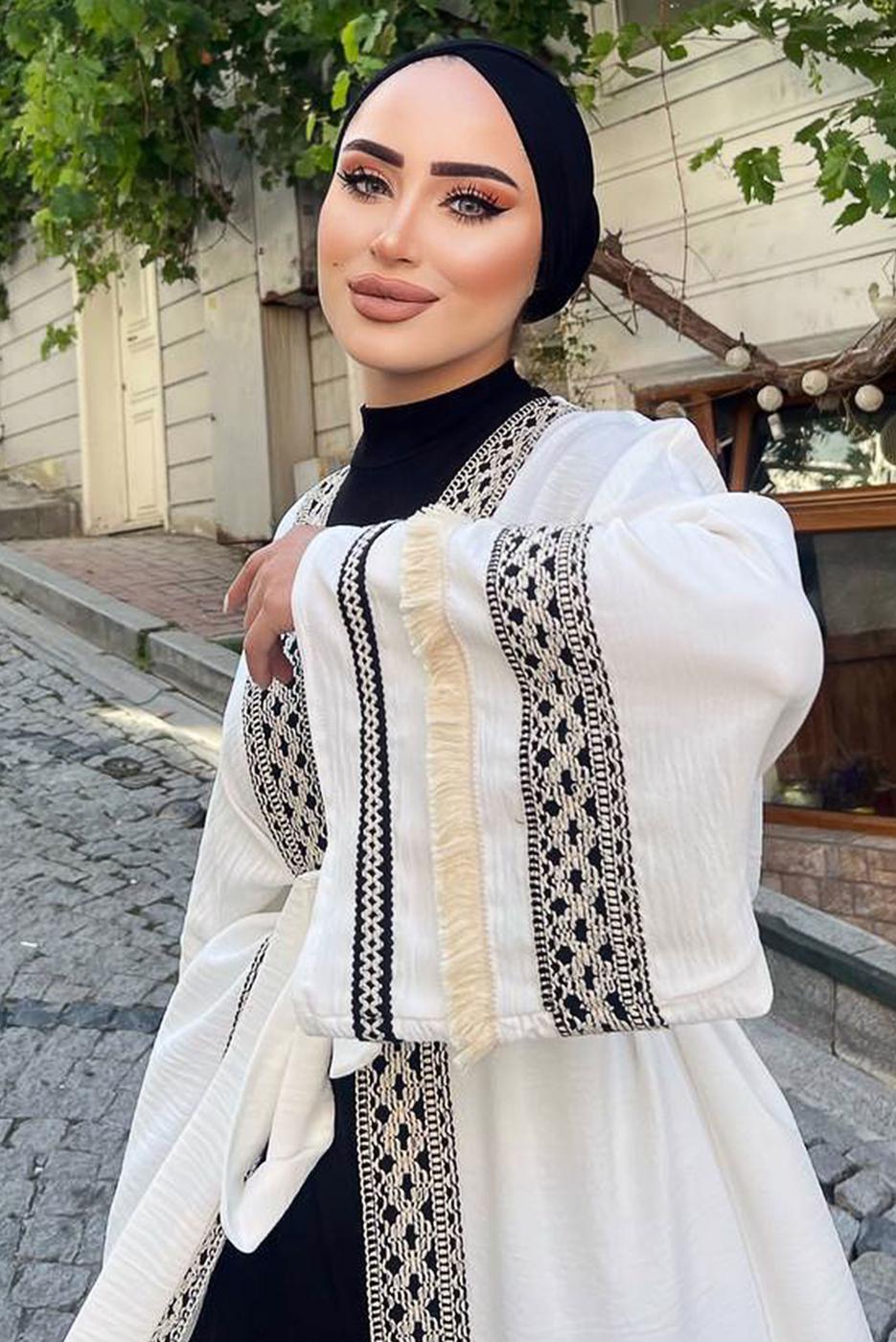 Tesettür giyim BEYAZ NAKIŞLI PÜSKÜLLÜ KİMONO 0781 