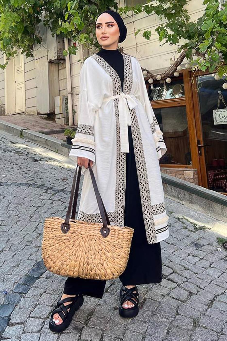 Tesettür giyim BEYAZ NAKIŞLI PÜSKÜLLÜ KİMONO 0781 