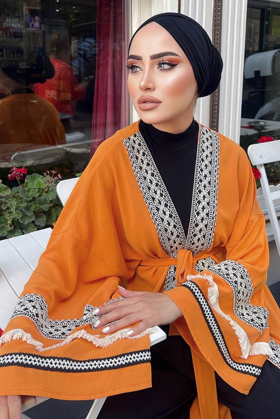 Tesettür giyim TURUNCU NAKIŞLI PÜSKÜLLÜ KİMONO 0781 