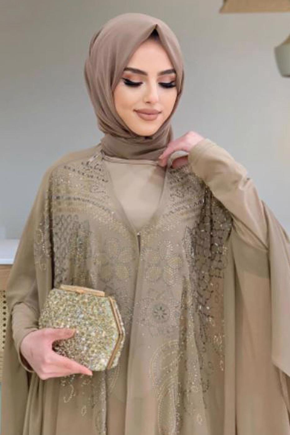 Tesettür giyim VİZON TAŞ DETAYLI PELERİNLİ ELBİSELİ TAKIM T 1563