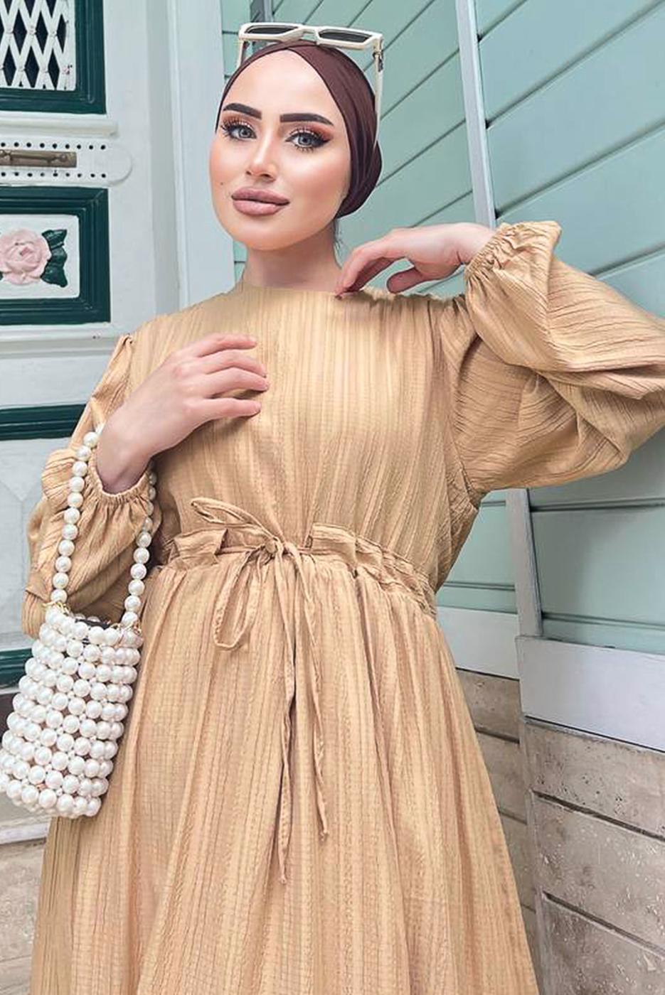 Tesettür giyim KAHVE GÜPÜR DETAYLI BELİ BÜZGÜLÜ ELBİSE 0537 