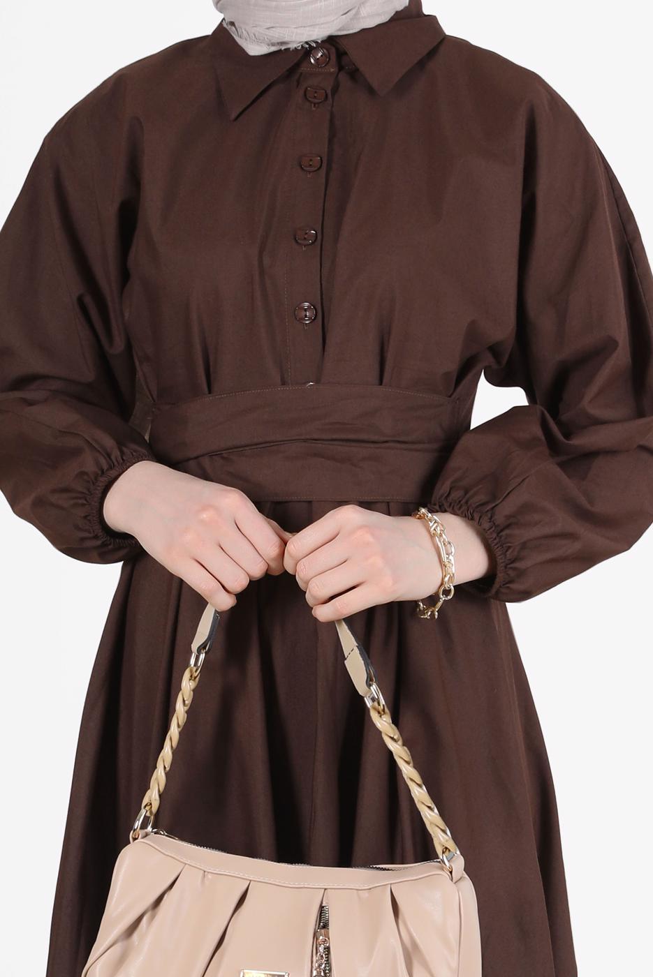 Tesettür giyim KAHVE DÜĞMELİ KUŞAKLI ELBİSE 09005